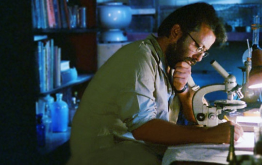 एक तीक्ष्ण डाक्टर जब कर्मचारीतन्त्रको चक्रब्यूहमा फस्छ, हेर्नुहोस् युट्युबमा